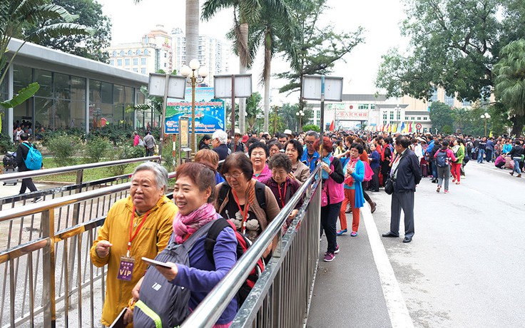 Quảng Ninh điều tra 'tour chui' đưa 60 khách Trung Quốc vào chùa