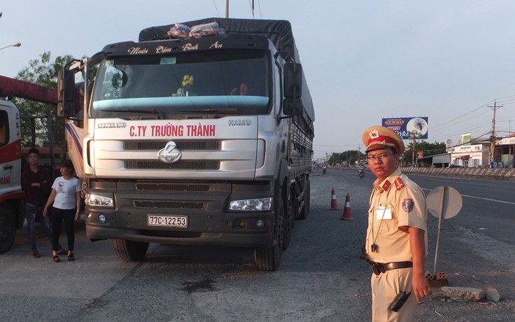 Tài xế và chủ xe tải cố thủ trên xe nhiều giờ khi bị CSGT xử phạt