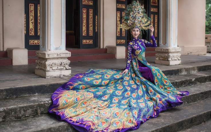Chi Nguyễn mang áo dài nặng 20kg đến Miss Asia World 2018