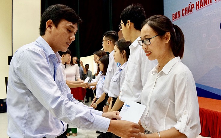 Trao học bổng Nguyễn Thái Bình - Báo Thanh Niên cho các sinh viên xuất sắc
