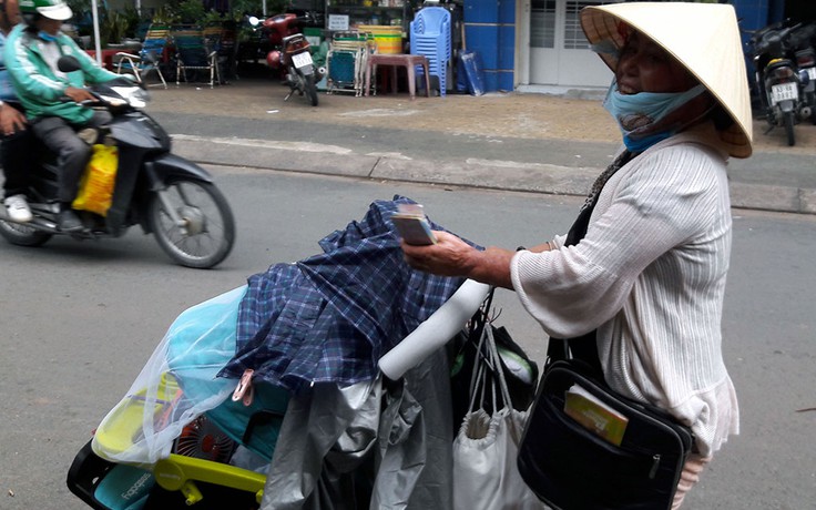 'Cô bỏng vé số’ lạc quan cùng con 3 tháng tuổi rong ruổi mưu sinh