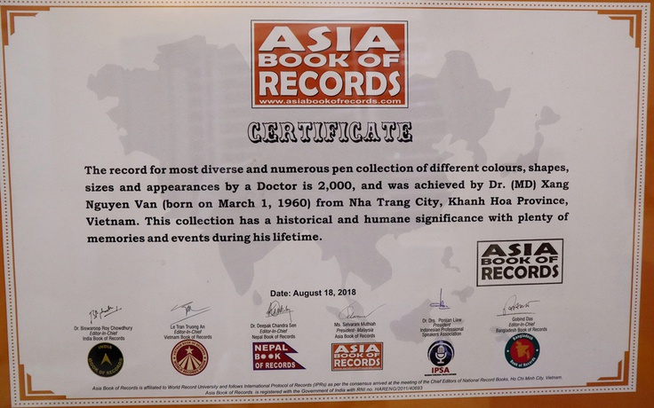 Bác sĩ và 2.500 cây bút nhận kỷ lục châu Á