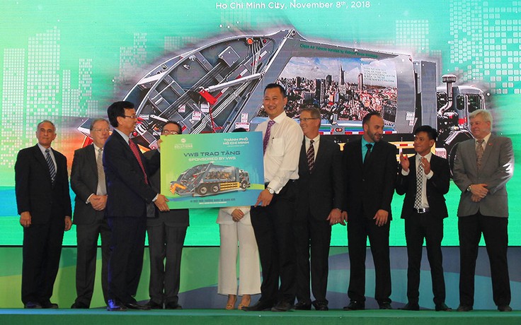 VWS tặng 6 xe chở rác chạy khí CNG cho TP.HCM, Long An, Kiên Giang