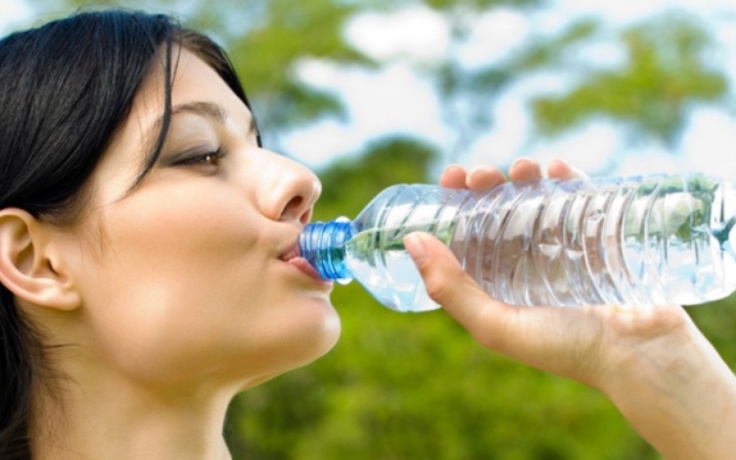 Uống nhiều nước giúp giảm 48% nguy cơ viêm đường tiết niệu