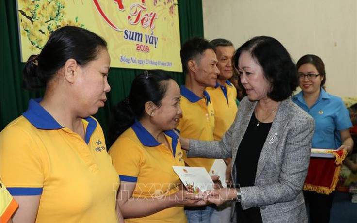 Bà Trương Thị Mai tặng quà tết cho công nhân Đồng Nai
