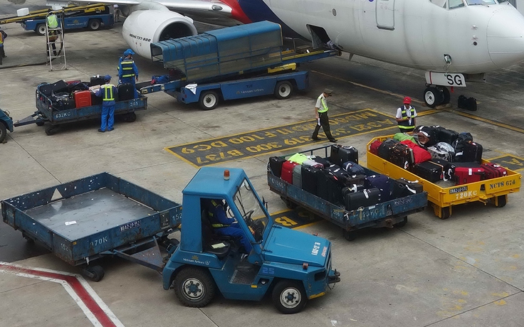 Vì đâu hành lý máy bay bị nứt vỡ, mất cắp?: Móp méo nhiều, đền bù ít