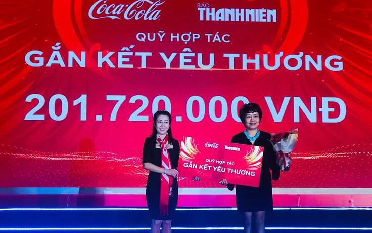 Coca Cola trao tặng hơn 200 triệu đồng cho quỹ Gắn kết yêu thương