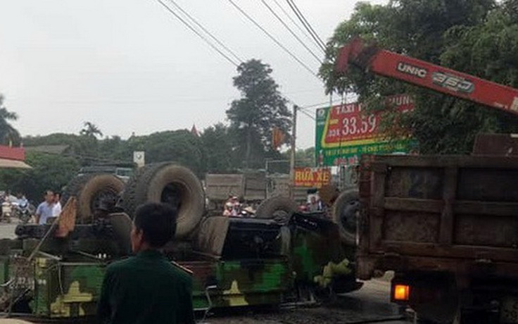 Lật xe tải quân sự, hơn 30 quân nhân bị thương