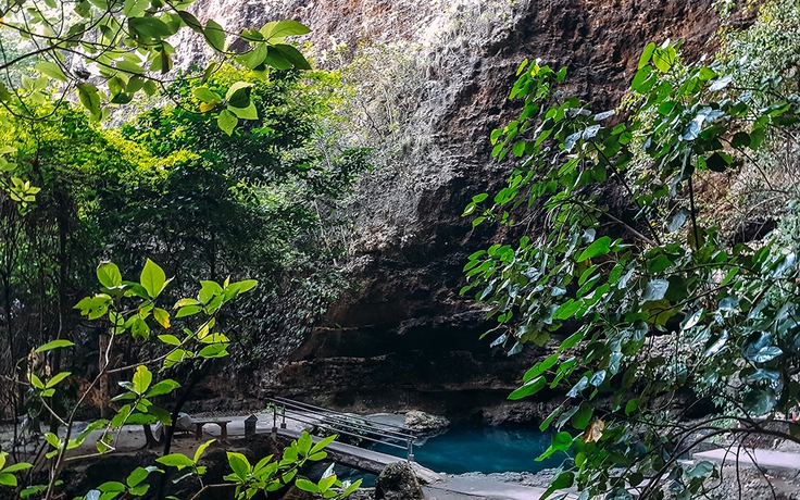 Người Việt du lịch 'bụi' ở Bali: Đắm chìm trong hồ nước xanh ngọc bích Temeling Forest