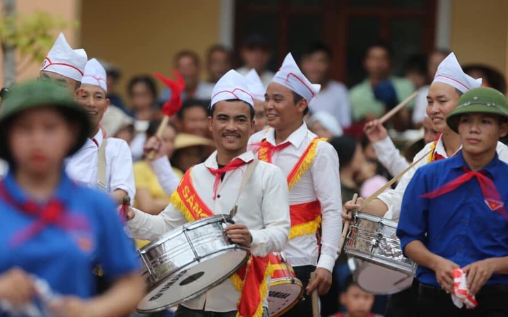 Cư dân mạng quan tâm: Đội trống 'măng non' nhận mưa tim