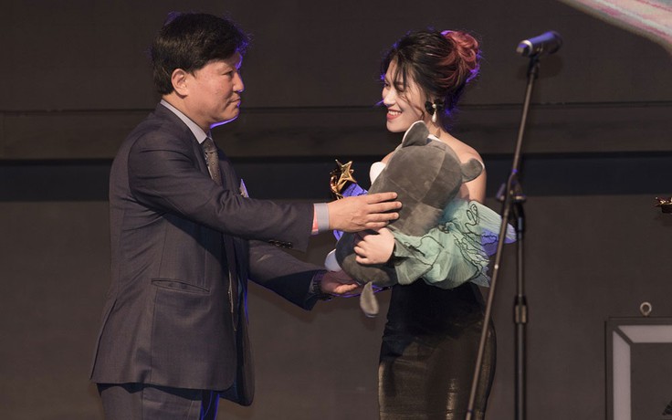 Ngọc Thanh Tâm nhận giải World Star Awards 2019 tại Hàn Quốc