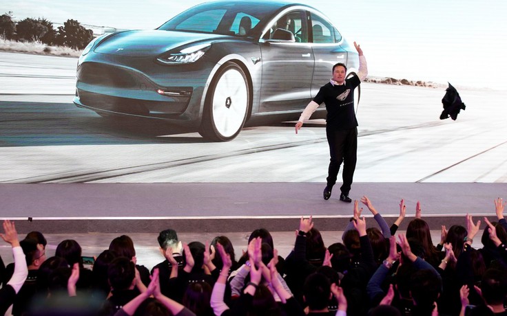 Elon Musk nhảy múa khi ra mắt xe điện đầu tiên ở Trung Quốc
