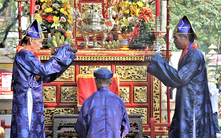 Tản mạn bàn thờ Việt