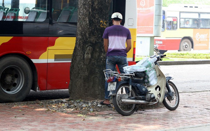 Đề xuất 'phạt nguội' người tiểu tiện, vứt rác nơi công cộng