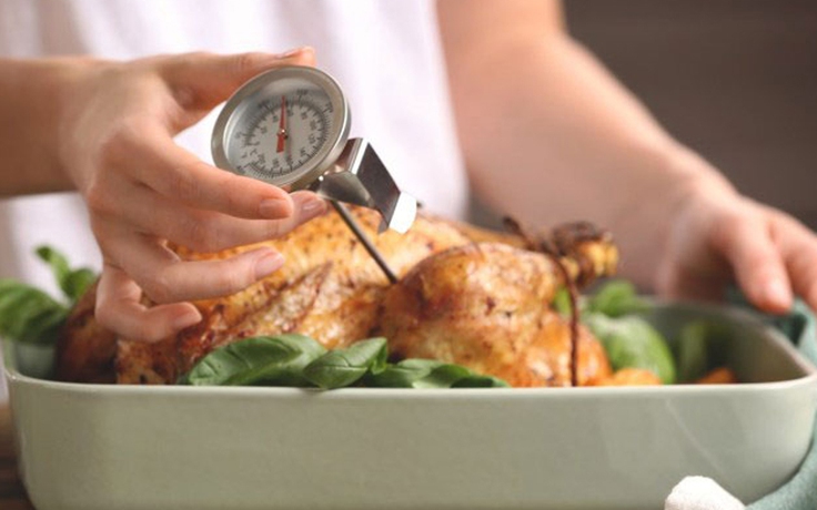 Điều nguy hại gì xảy ra nếu bạn ăn thịt gà chưa nấu chín?