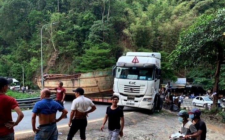 Xe chở thuyền khủng trên quốc lộ, 'chuyện lạ' con voi chui lọt lỗ kim!