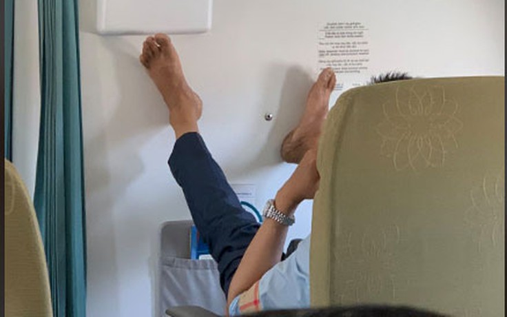 Cư dân mạng quan tâm: Đôi chân 'xấu xí' gác lên vách máy bay