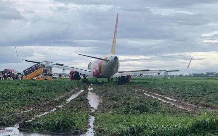 Máy bay Vietjet trật đường băng Tân Sơn Nhất, hàng trăm chuyến bay bị ảnh hưởng