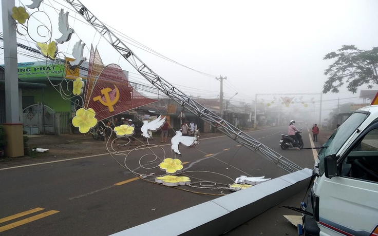 Lâm Đồng: Xe tải nổ lốp tông gãy cổng chào trang trí, làm ách tắc giao thông