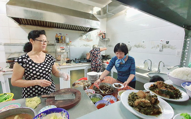 Tìm đâu bà chủ quán cơm Sài Gòn 6 năm nuôi sinh viên ăn ở miễn phí?