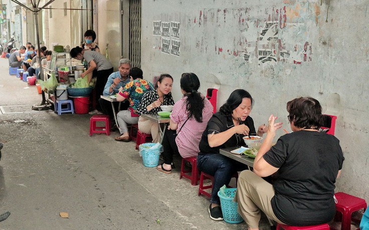 Bún riêu ‘không riêu’ lại ‘núp hẻm’ có gì mà người Sài Gòn đến đông nghẹt?