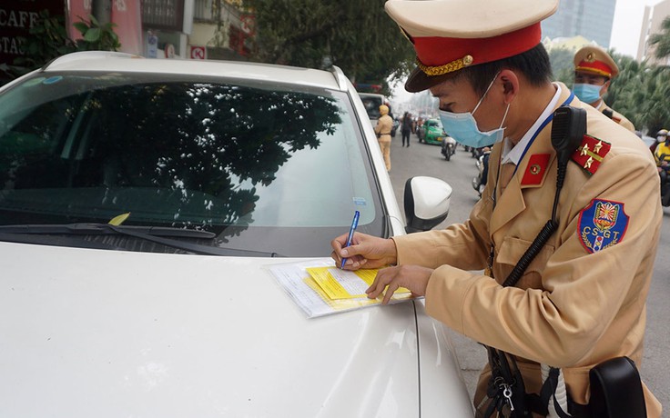 Hà Nội dán thông báo 'phạt nguội' lên kính xe vi phạm