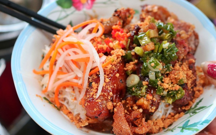 Tô bún thịt nướng vỉa hè giá mắc nhất, nhì Sài Gòn có gì người ta vui vẻ ăn?