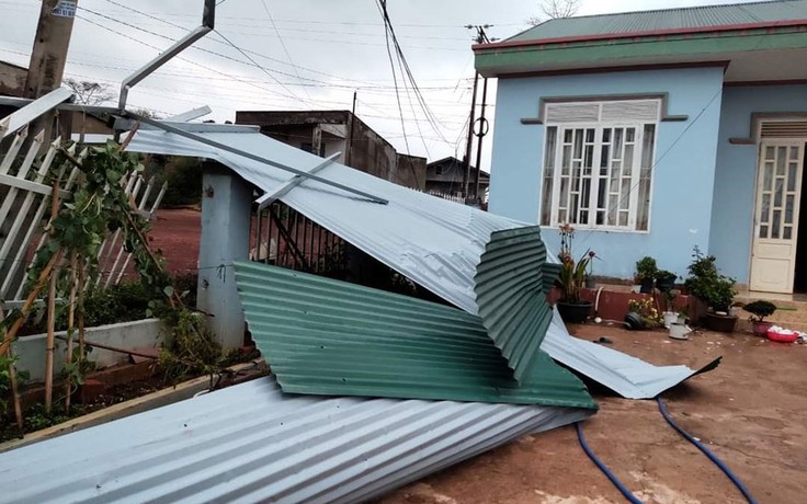 Lâm Đồng: Lốc xoáy kinh hoàng, hơn 70 nhà dân bị tốc mái, 2 người bị thương