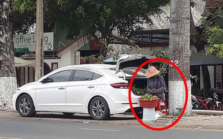 Cư dân mạng quan tâm: Người phụ nữ dùng xe hơi đi bán cam lề đường