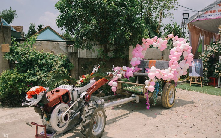 Chú rể dùng xe máy cày rước dâu khiến cư dân mạng cực thích
