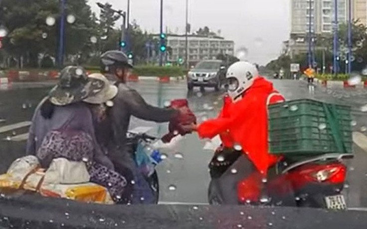 Cư dân mạng quan tâm: Xúc động chàng trai tặng áo mưa cho người lạ