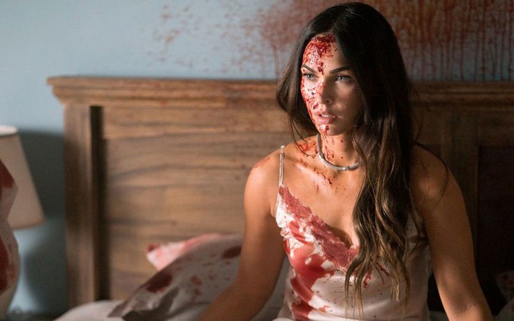 Megan Fox mặt đầy máu, bị còng tay với xác chồng trong trailer phim mới