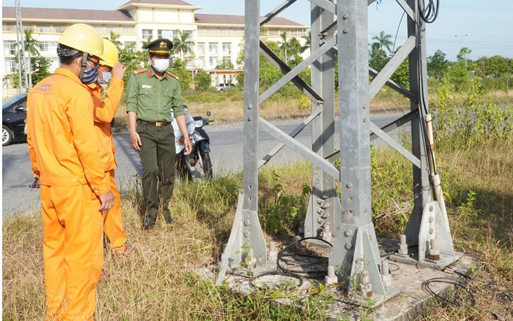 Nhức nhối nạn trộm thiết bị trụ điện cao thế