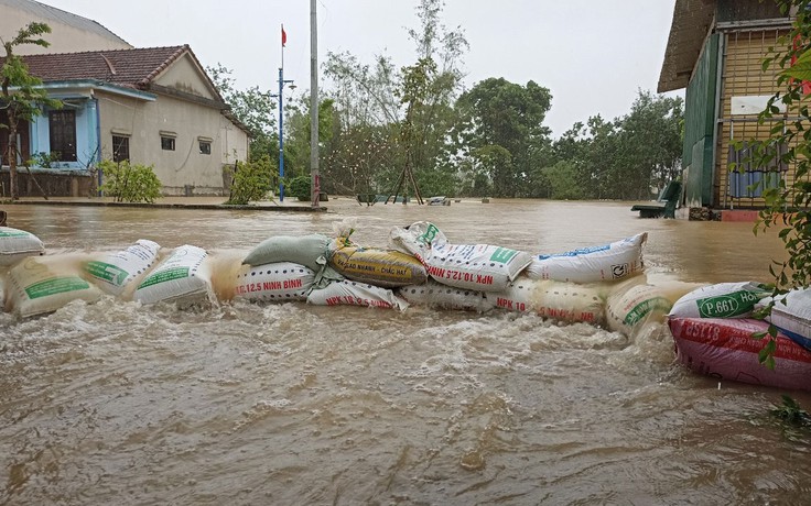 Nông dân miền Trung khóc ròng vì mưa lũ