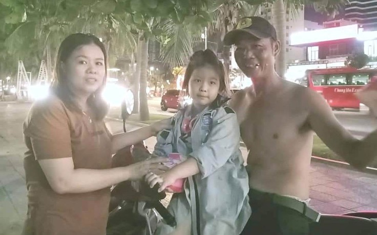 'Bão tim' người bế cháu bé đi dọc bờ biển gần 1 tiếng tìm cha mẹ