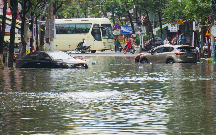 Đà Nẵng ngổn ngang sau cơn 'đại hồng thủy'