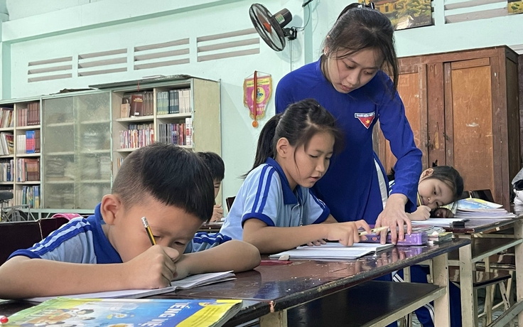 Đoàn viên-Những câu chuyện đẹp: Chuyện cảm động đằng sau lớp học của cô giáo áo xanh