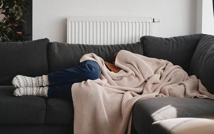 Làm sao để ngủ ngon khi phải nằm trên ghế sofa?