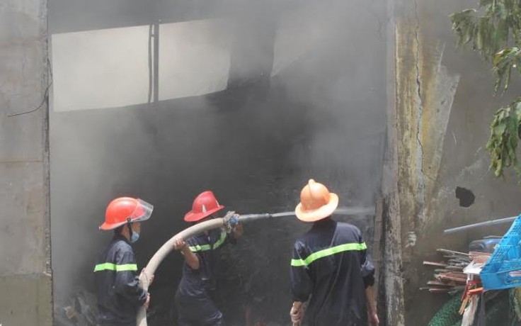 Cháy lớn tại vựa ve chai, hàng chục công nhân hoảng hốt