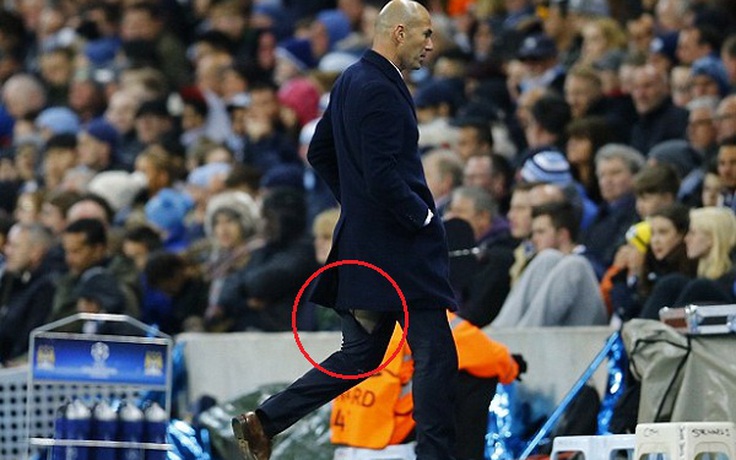 Zinedine Zidane lại bị… rách quần
