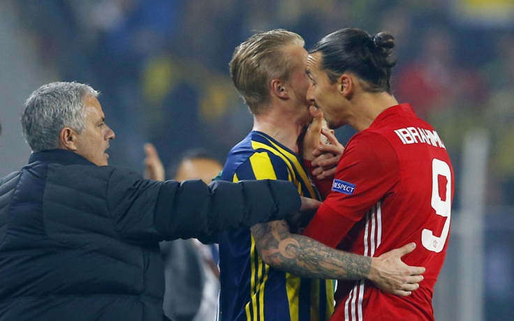 Ibrahimovic suýt nhận thẻ đỏ vì bóp cổ đối phương