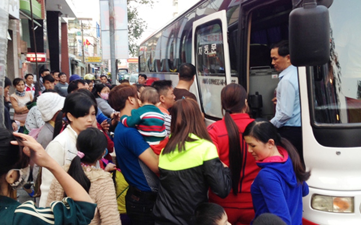 Chuyến xe báo Thanh Niên đưa người bán báo dạo về Tết