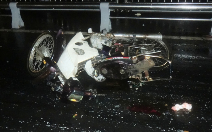 Ô tô kéo xe máy đi 60 mét trên cầu Thuận Phước, 1 người chết