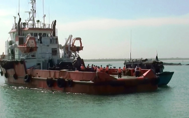 Cảnh sát biển cứu 8 ngư dân trôi dạt 5 ngày trên biển