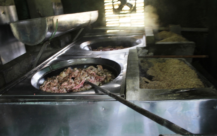 Đột kích lò mỡ bẩn cung cấp cho các quán ăn ở Đà Nẵng