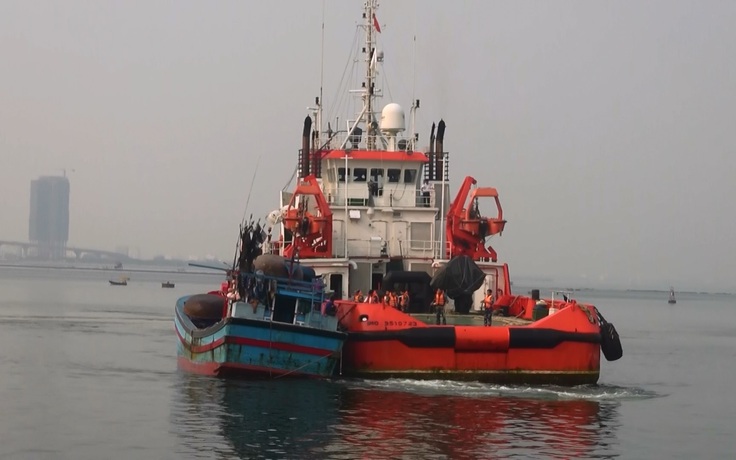 Tàu Cảnh sát biển cứu 3 ngư dân trôi dạt trên biển