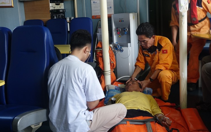 Vượt 300 hải lý cứu thuyền trưởng liệt người ở Hoàng Sa