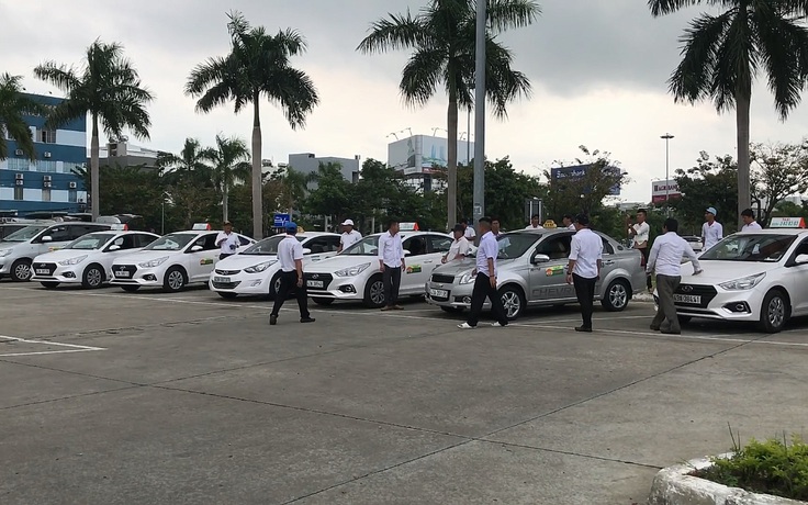 Hé lộ lý do taxi đồng loạt ngưng đón khách tại sân bay Đà Nẵng