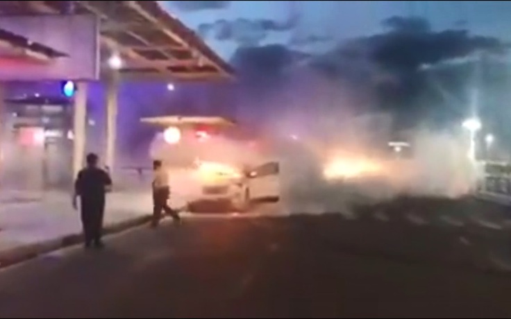 Ô tô cháy ngay khi chủ phương tiện xuống xe tiễn người nhà vào sân bay