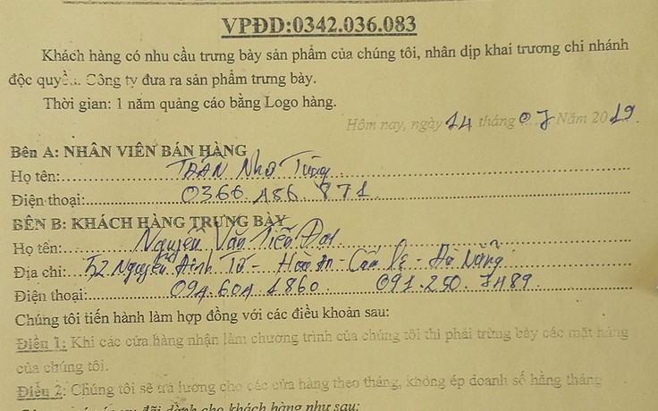 Cảnh giác bẫy lừa trả tiền trưng bày sản phẩm của nữ tiếp thị xinh đẹp